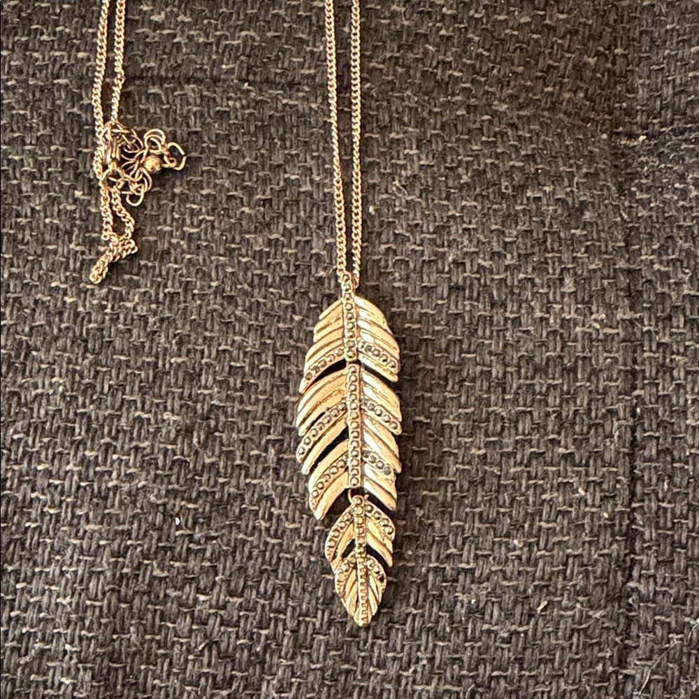 Elegant Gold Feather Pendant Necklace